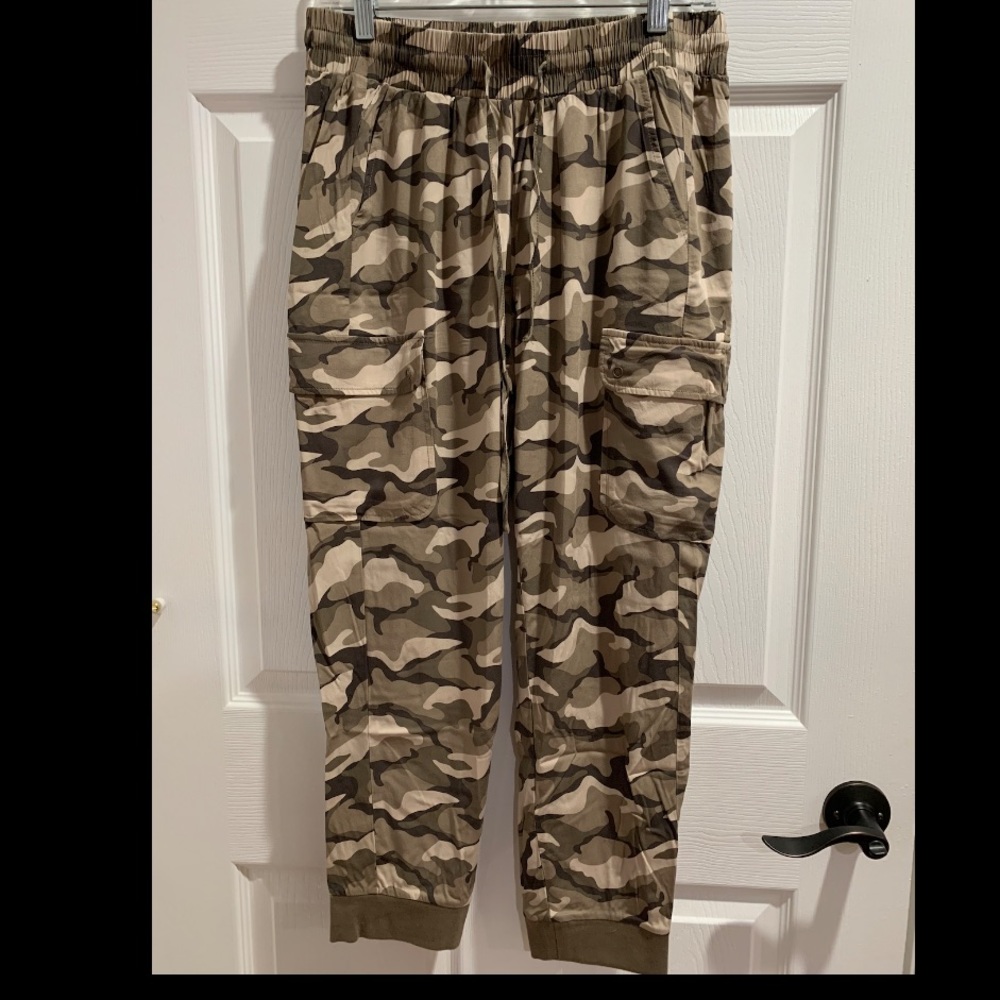 Torrid size 00 camo cropped pants NWT